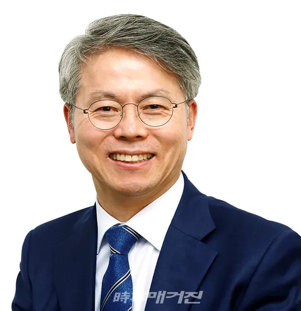 국회 정무위원회 민형배 국회의원(더불어민주당, 광주 광산을)이 서민금융진흥원과 KCB(코리아크레딧뷰로)로부터 받은 ‘5대 서민금융상품 대출자들의 추가대출 현황’ 자료를 분석한 결과, 전체 채무자 185만명 중 약 43%인 81만 6,869명이 저축은행과 대부업체로부터 추가대출을 받은 것으로 나타났다.사진은 국회 정무위원회 민형배 국회의원(더불어민주당, 광주 광산을)이다.(사진_민형배 국회의원 의원실)