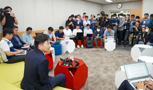 원희룡 지사가 지난달 14일 열린 출입기자 간담회에서 기자들의 질문에 답변하고 있다.