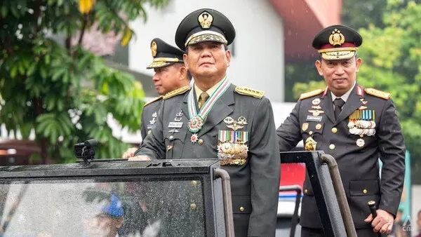프라보워 수비안토는 인도네시아군(TNI) 장성 출신으로, 오랜 군 경력을 바탕으로 정치권에 진출한 인물이다. 1974년 인도네시아 육군사관학교를 졸업한 후, 정예부대인 코파수스(Kopassus, 특수부대)에서 복무하였으며, 이후 코파수스 사령관에까지 올랐다. 1990년대에는 동티모르 독립운동 탄압 작전과 야권 인사 납치 사건 등에 관여한 의혹으로 논란의 중심에 섰다. 1998년 수하르토 정권 붕괴 직전에는 전략예비사령부(Kostrad) 사령관을 맡았으나, 수하르토 실각 후 군부 내 권력 투쟁에서 밀려 퇴역하였다. 군 복무 기간 동안