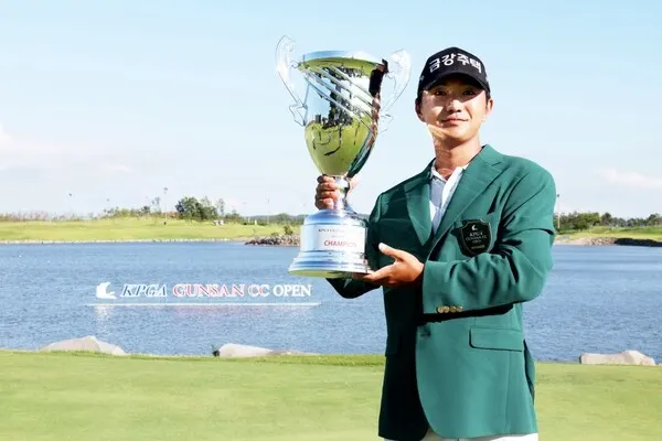 우승 트로피를 안고 “언젠가는 올 줄 알았다”고 말하는 옥태훈. 그는 말보다 샷으로 증명한 골퍼였다. 한국 남자 골프계의 또 한 명의 인내형 챔피언이 등장한 셈이다. 그리고 이제, KPGA는 옥태훈이라는 이름을 결코 가볍게 언급할 수 없게 됐다.(사진_KPGA)