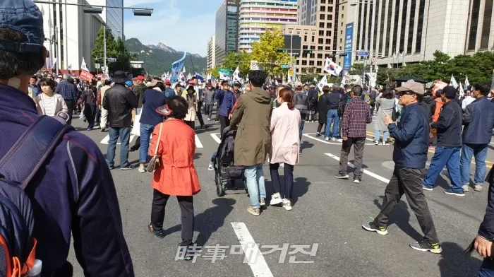 집회를 위해 모여드는 가족참가자들
