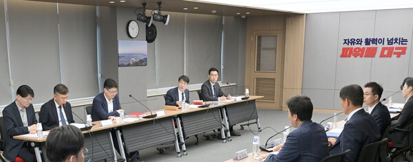 대구시는 22일 시청 산격청사 제1대회의실에서 김정기 대구시장 권한대행 주재로 '서대구역세권 개발 주요 현안점검 보고회'를 개최했다.(사진_대구시(