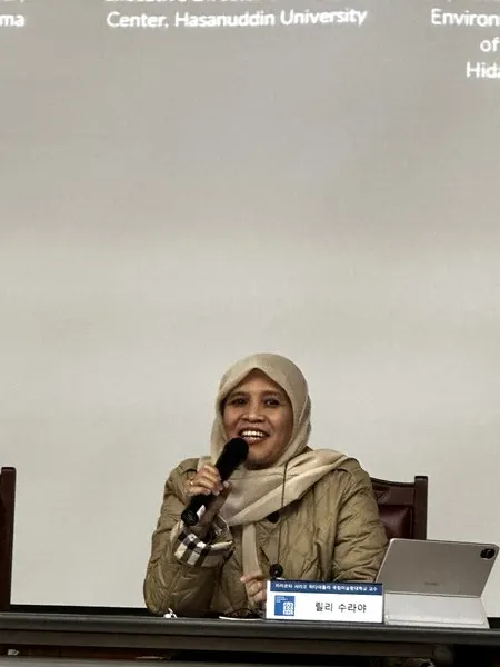 Professor Lily speaking during the panel discussion after the lectures (Photo_Chosun University)
