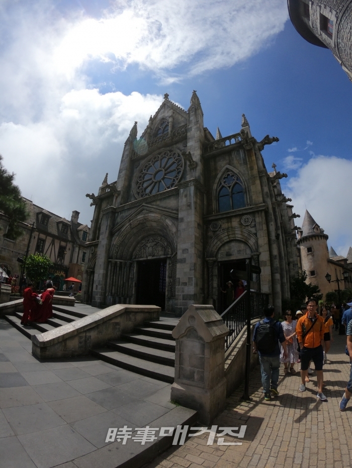 바나힐 중앙에 위치한 생드니 성당(Saint-Denis Catholic Church)