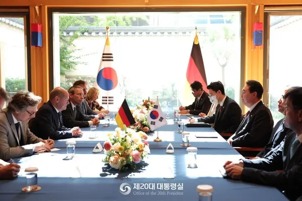 윤석열 대통령이 21일(현지시간) 뉴욕 주 유엔 대한민국 대표부에서 올라프 숄츠 독일 총리와 한·독 정상회담을 하고 있다.(사진_대통령실)