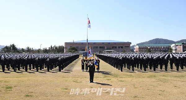 해군교육사령부는 코로나19의 지역사회 확산방지와 군내 유입차단을 위해 가족·지인 등 외부인 초청 없이 자체행사로 ‘제664기 해군병 수료식’을 거행했다.사진은 20일(금), 해군교육사령부 연병장에서 실시한 '제664기 해군병 수료식'에서 해군병 664기가 사령관께 대한 경례를 하고 있다.(사진_해군교육사령부)