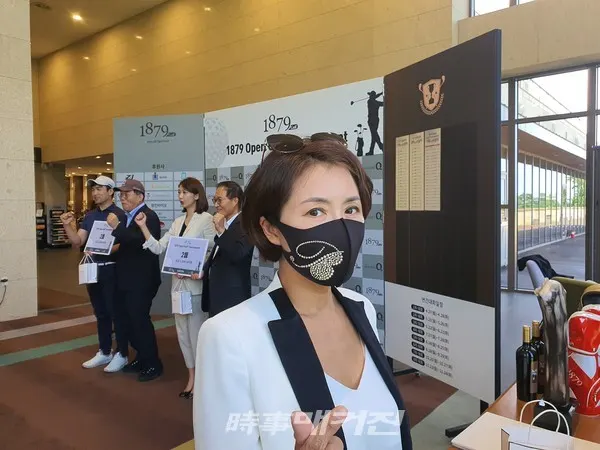 탤런트 겸 가수 최완정