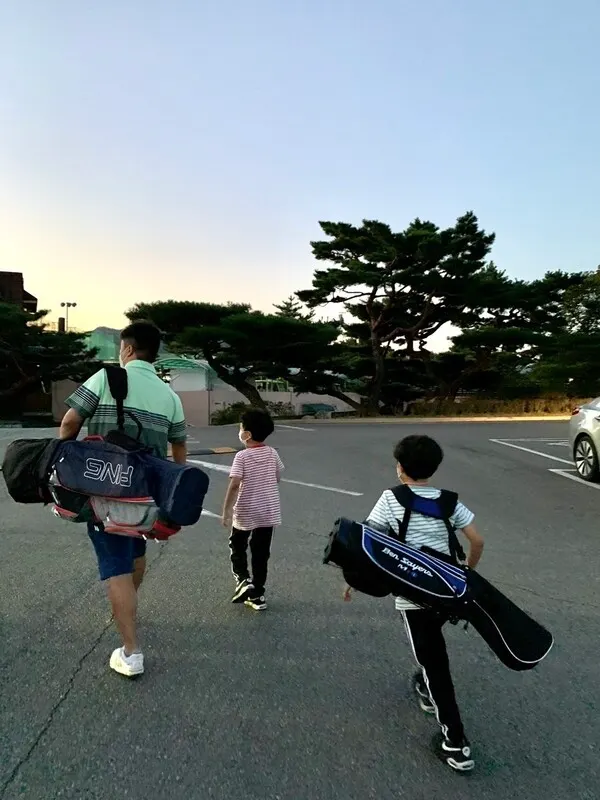 사춘기 아이들이 골프를 배우기 시작하면서 집에서 늘 골프 이야기가 끊어지지 않는다. 골프가 아이들이 커가는 중요한 시기에 부모와 꾸준히 소통 할 수 있는 하나의 유용한 도구로 쓰인다는 점에서 아이들에게 큰 도움이 된다고 생각한다.(사진_블로거 또또앵)