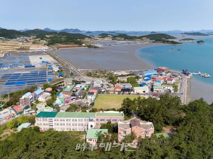 신안군 하의도 웅곡1리 전경. 신안군은 낙후되고 열악한 면중심지의 획기적인 개선으로 거점기능을 강화하고 지역주민의 기본적인 생활수준 향상을 위해 해양수산부에서 추진하는「2020년 일반농산어촌개발사업」에 공모하여, 하의면 웅곡권역이 선정되어 오는 2024년까지 총 100억원 (국비 70%) 규모의 사업비를 확보했다.(사진_신안군청)