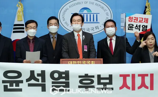 홍기훈 전 의원 등 민주당 출신 정치인 26인이 27일 오후 서울 여의도 국회 소통관에서 기자회견을 열고 국민의힘 윤석열 대선 후보 지지 선언을 하고 있다.사진제공/국제뉴스