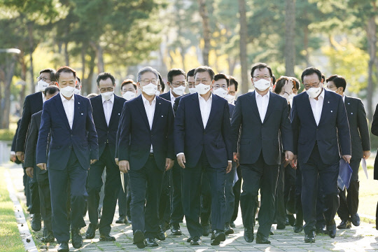 지난 14일 문재인 대통령이 균형발전 성과와 초광역협력 지원전략 보고 일정을 소화한 후 이재명 경기도지사와 이동하는 모습.(사진_청와대)