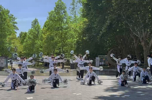 죽녹원에서 시범 공연을 보이고 있는 비전태권도 시범단(사진제공 정영훈 관장)