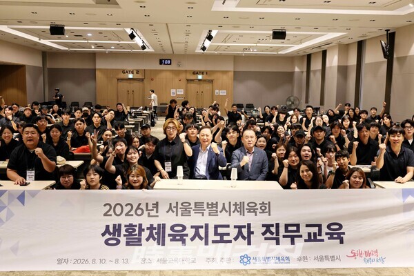 서울시체육회 강태선 회장과 생활 체육지도자들 (사진_서울시체육회 제공)
