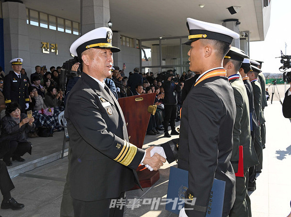11월29일 경남 창원시 해군사관학교에서 열린'제127기 사관후보생 임관식'에서 박기경 해사교장이 변석현 신임소위에게 해군사관학교장상을 수여하고 있다.(사진_해군)