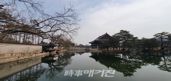 경회루 연지 북쪽에 있는 하향정(정자)과 뱃놀이 하던 작은 배가 보인다.(사진_안나겸 사회부 기자)