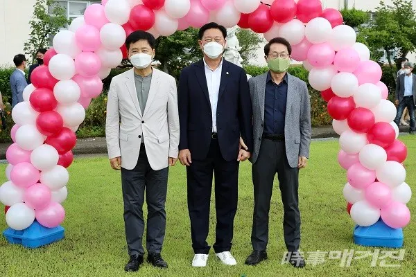 전남도의회 김한종 의장(가운데), ‘농산어촌유학 관심 지원’ 표명(유학생 환영식)/사진=전라남도의회 제공