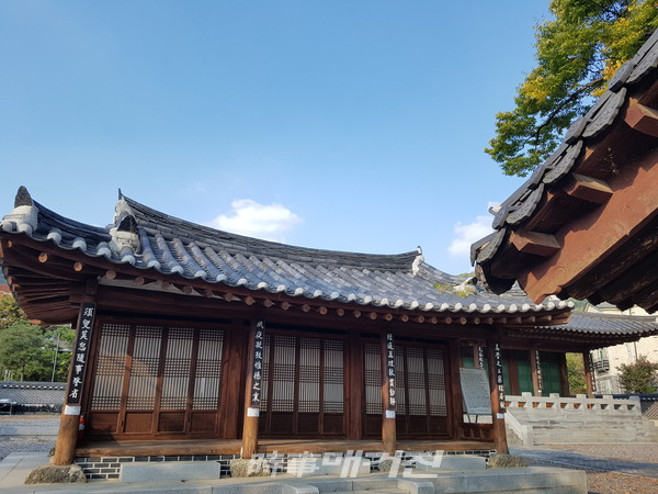 솟을대문인 영장문 안쪽에 강학당 본채 이택재가 자리하고 있으며 그 뒤로 사숙당이 있다. 현판은 후손 안병선이 썼다.