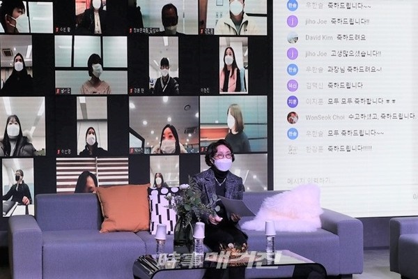 지난 4일 유튜브 생중계로 개최(현장 스튜디오 : 부산 이스포츠 경기장)된 부산정보산업진흥원 비대면 시무식에서 이인숙 원장이 신년사를 발표하고 있다.(사진_ 부산정보산업진흥원)