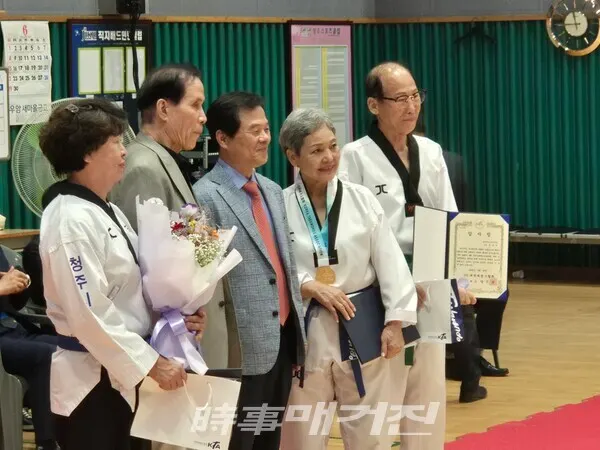 좌측부터 권영애 선수, 윤여호 단장 양진방 회장, 정정숙 선수, 정남규 선수 표창장과 감사장 수여를 마친 후 기념촬영을 하고 있다. (사진_이성만 기자)