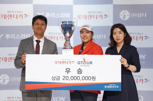 지난 24일(토) 대전 골프존 조이마루 전용 경기장에서 열린 ‘2020 롯데렌터카 GTOUR 여자대회 6차' 결선 시상식에서 (왼쪽) 골프존 박강수 대표이사, 우승자 박단유, 롯데렌터카 서수현 팀장이 기념 촬영을 하고 있다.