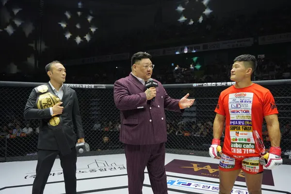 4강전에 맞붙는 김수철과 김현우(가운데 김재훈)[사진_ROAD FC 제공]