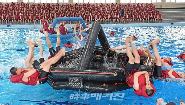 해군교육사령부는 5월 18일(월)부터 22일(금)까지 전투수영훈련장에서 ‘제666기 해군병 전투수영훈련’을 실시하며, 코로나19 상황에서도 교육훈련 임무를 빈틈없이 수행하고 있다고 밝혔다.사진은 22일(금), 해군교육사령부 전투수영훈련장에서 실시한 '제666기 해군병 전투수영훈련' 중 해군병 666기가 구명정 탑승훈련 중 총원 입수를 실시하고있다.(사진_해군교육사령부)