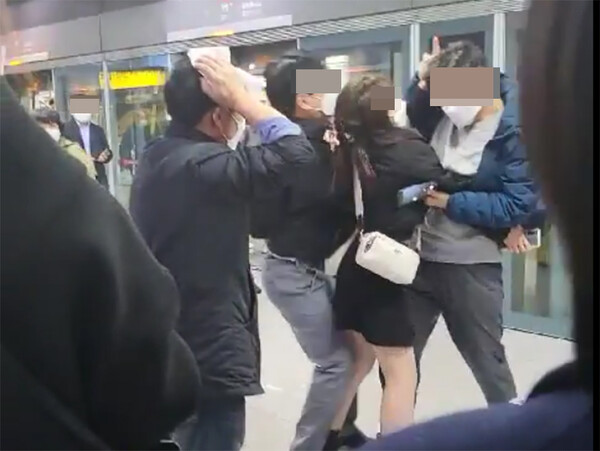 지하철 폭행녀 추가영상장면 (출처=온라인커뮤니티)