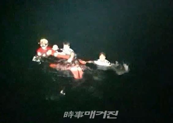 동해해경이 9일 밤 동해시 대진항 방파제에서 해상으로 추락한 사람을 구조하고 있다.(사진_동해해경)
