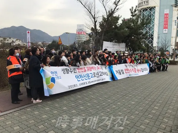 여러 단체들이 롯데마트 창원중앙점 앞에서 캠페인을 펼치고 있다. (사진:창원시청)