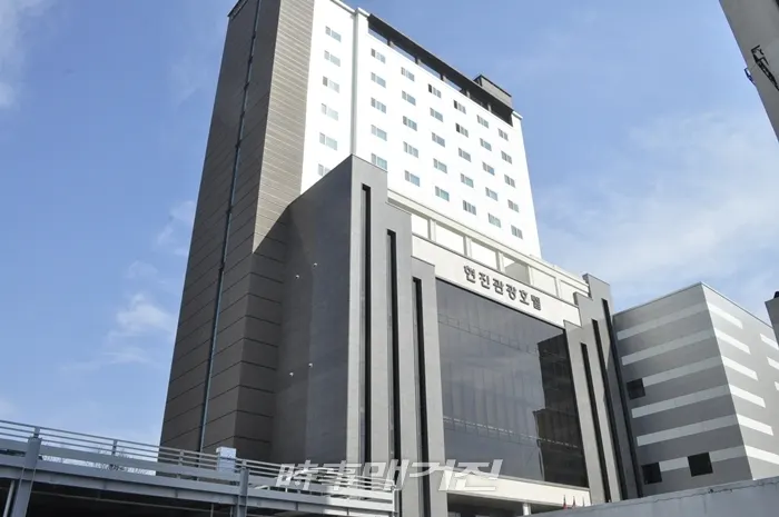 아름다운 동해바다 바로 앞에 위치한 천곡동은 동해시에서 가장 번화한 곳으로써 이곳에 크고 작은 다양한 숙박시설들이 밀집되어 있으며, 이곳에 동해시에서 가장 규모가 큰 ‘현진관광호텔’도 자리하고 있다.