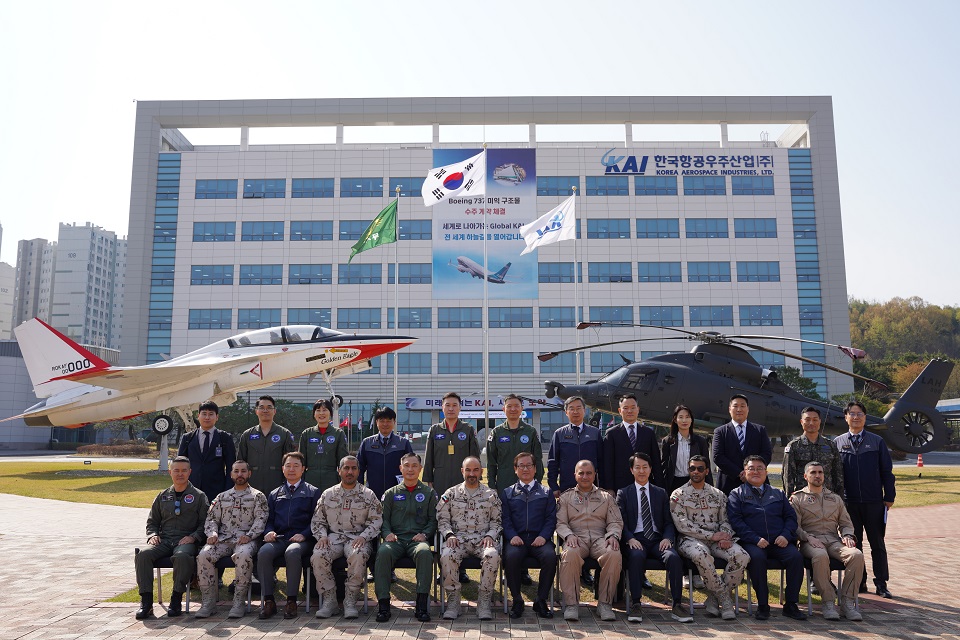 16일 한국항공우주산업(KAI)을 방문한 아랍에미리트연합(UAE) 공군방공사령관 일행이 주요 항공기 생산시설 시찰을 마치고 단체 기념촬영을 하고 있다.(사진_KAI)