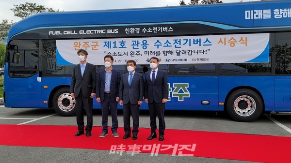 완주군은 군청 테니스장 주차장에서 ‘완주군 관용 제1호 수소전기차 시승식’을 열었다.(사진-완주군청)