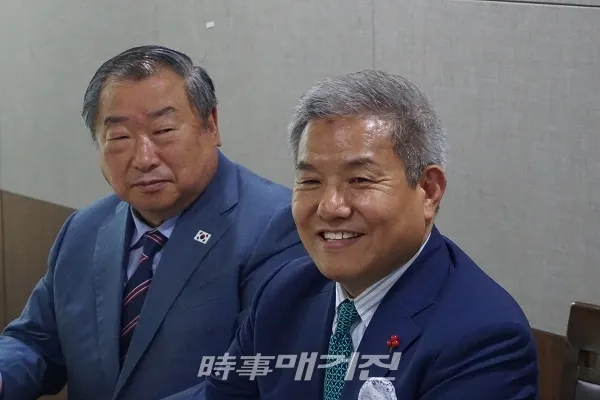 왼쪽부터 엄기호 목사,김희선 장로