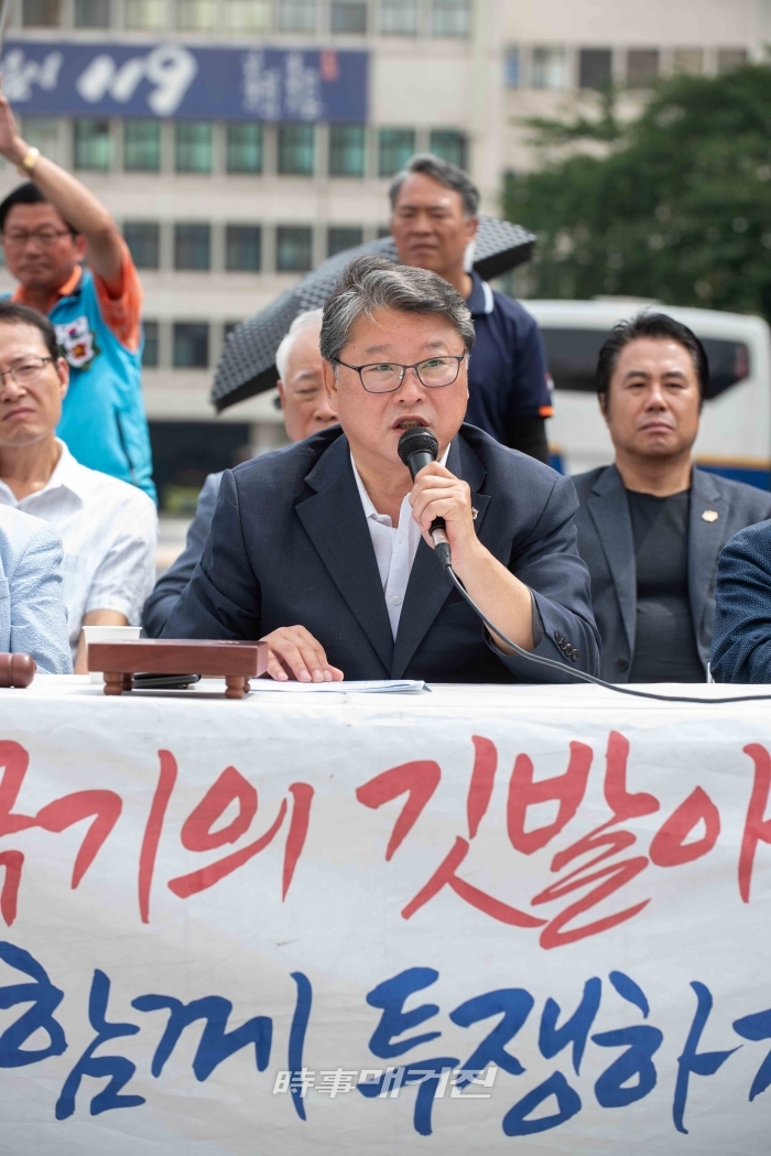 광화문 세종대왕 동상 앞에서 책상과 의자를 설치하고 우리공화당 최고위원회를 진행하고 있는 조원진 공동대표. 조 공동대표는 “조국 후보자의 법무부장관 임명 강행은 국민과 싸우자는 것이고 지소미아 파기는 미국과 싸우자는 것”이라고 주장했다.(사진_서봉섭 기자)