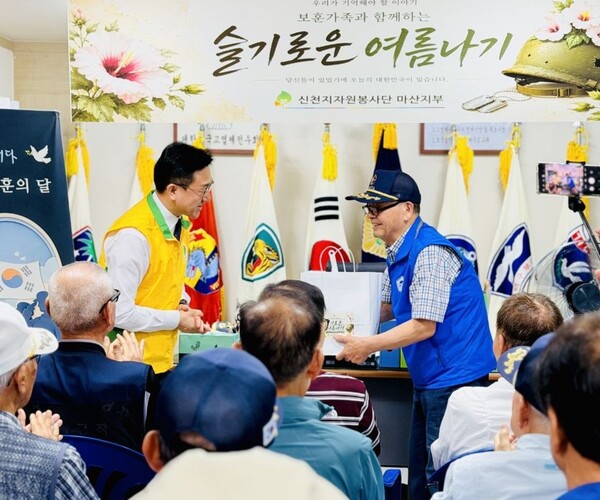 신천지자원봉사단 마산지부가 호국보훈 기념 액자를 대한민국상이군경회 경남지부 마산지회에 전달하고 있다.(사진_신천지자원봉사단 마산지부)