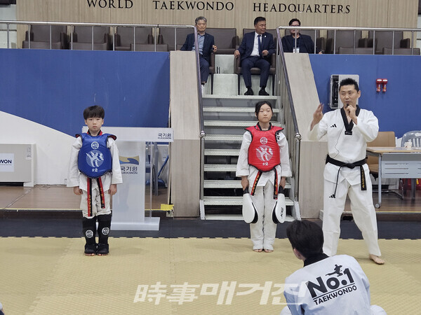 강사 금태회태권도장 이정선 관장이 실전태권도 선타격 프로그램을 설명하고 있다(사진_정연수 기자)