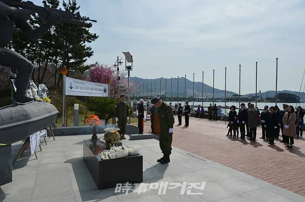 해군 특수전전단은 30일(월) 경남 창원시 진해루해변공원 한주호 동상 앞에서 제10주기 故 한주호 준위 추모식을 거행했다.사진은 해군 특수전전단전단장이 30일(월)고 한주호 준위 동상 앞에 분향 후 참배하고 있다.(사진_해군 특수전전단)