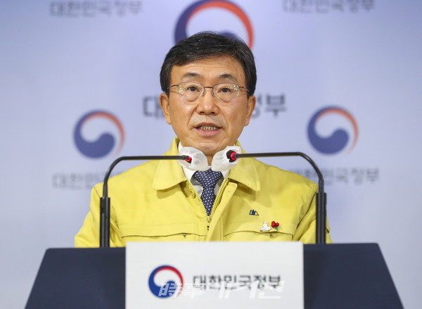 권덕철 중앙재난안전대책본부 1차장(보건복지부 장관)이 16일 오전 서울 종로구 정부서울청사 합동브리핑실에서 신종 코로나바이러스 감염증(코로나19) 확산 방지를 위해 다음 주부터 적용할 사회적 거리두기 조정안을 발표하고 있다.(사진_보건복지부)