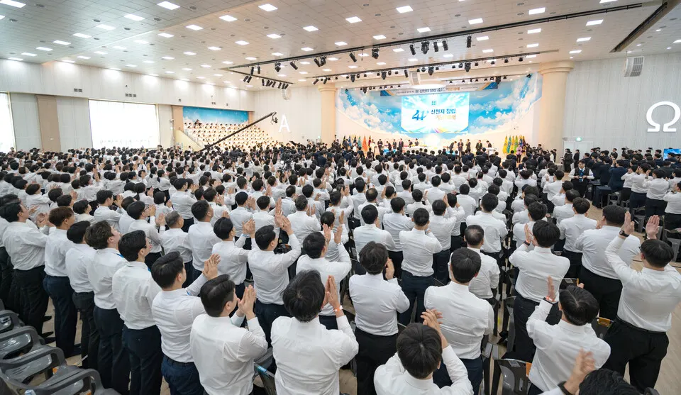 14일 신천지 청주교회에서 신천지예수교회 창립 41주년 기념 예배가 열린 가운데, 성도들이 박수치며 환호하고 있다.(사진_신천지예수교회)