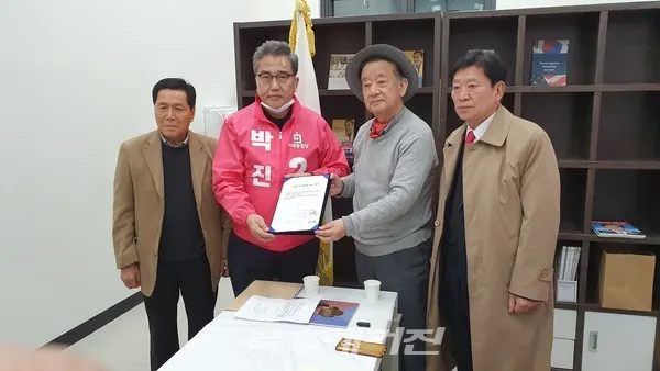 좌로부터 주영길 강남사랑화장,박진 미래통합당 강남(을) 선거구 후보,권문용 전 강남구청장, 강태운 강남구의정회장