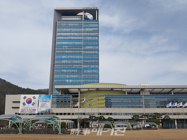 전라남도는 코로나19로 인해 폐업 위기와 생계위협에 직면한 취약분야 사업자에 대한 추가 민생지원 대책을 발표했다.사진은 전라남도 청사 전경이다.(사진_송상교기자)