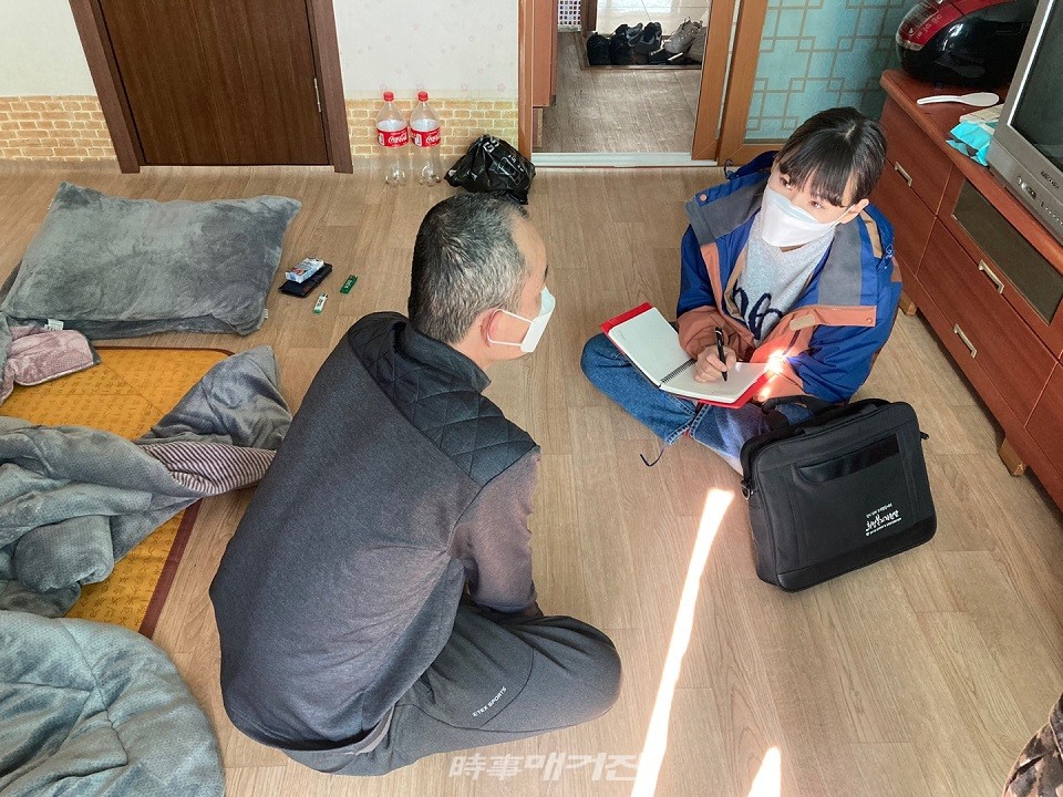 지난해 10월 경주시 통합사례관리사가 생계급여 수급자 가정을 방문해 상담을 하고 있다.(사진_경주시청)