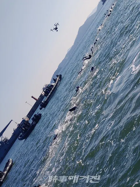 "얼음 바다도 두렵지 않다, 해군 SSU" 해난구조전대 장병들이 15일 오후 경남 진해군항 일대에서 차가운 겨울 바다에서 핀마스크 수영을 하고 있다.(사진_송상교기자)