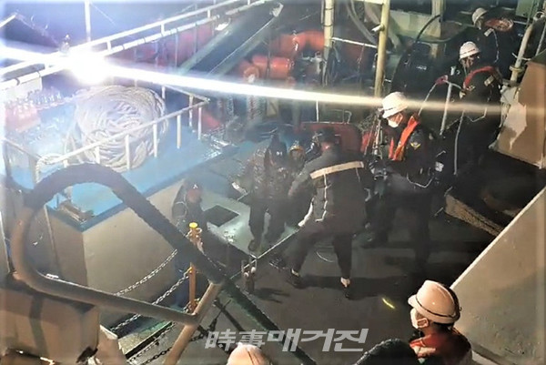 목포해양경찰서는 “전남 신안 매물도 인근 해상에서 조업 중이던 60대 선원이 얼굴을 크게 다치는 사고가 발생해 해경이 긴급 이송했다”27일 밝혔다.(사진_목포해양경찰서)