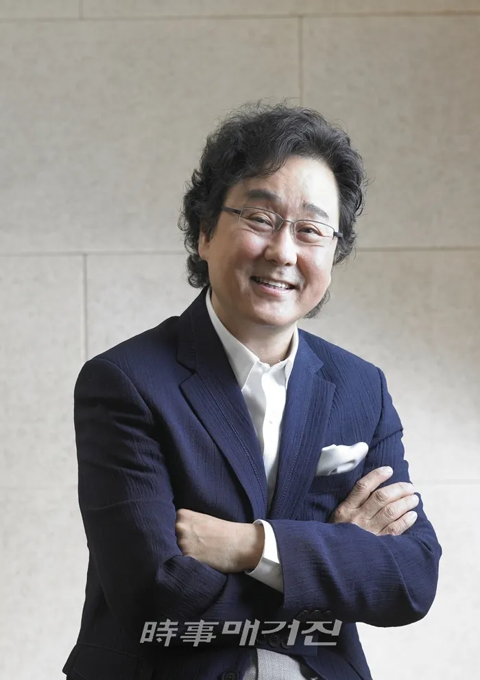 ‘돈 벌어서 남 주자’라고 말하는 김정택 단장은 “사람에게 기쁨을 주며 사는 데 보람을 느낀다”라며 “예술단원들을 행복하게 해주고 싶다”고 전했다. (사진_윤재호 기자)