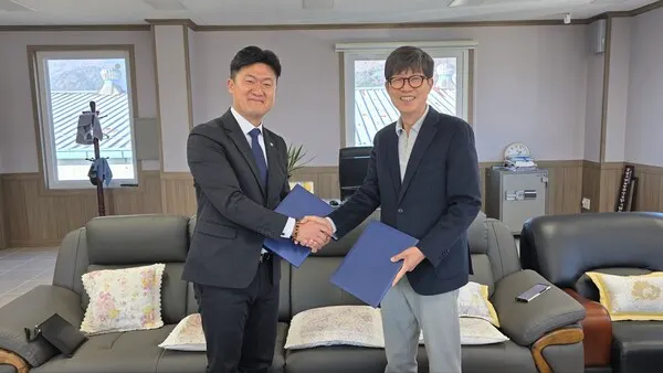 [사진 = (왼쪽부터) 한민수 이사장, 김동수 상인회장, 대한운전공제회 제공]