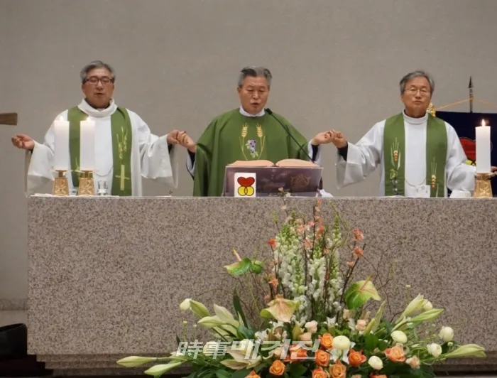 서을 ME 28대 발대미사 왼쪽부터 유종만 바오로 신부, 김웅태 요셉 신부, 김승구 마르티노 신부(사진_서울ME)