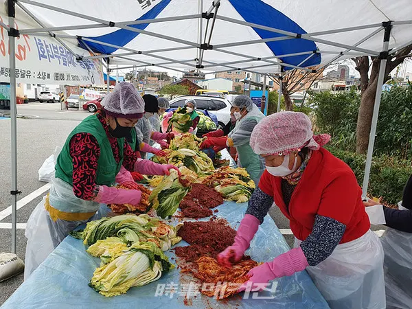목포시는 “유달동 새마을부녀회에서 지난 23일 「제10회 사랑의 김장김치 나눔행사」를 개최했다”고 밝혔다.(사진_목포시청)