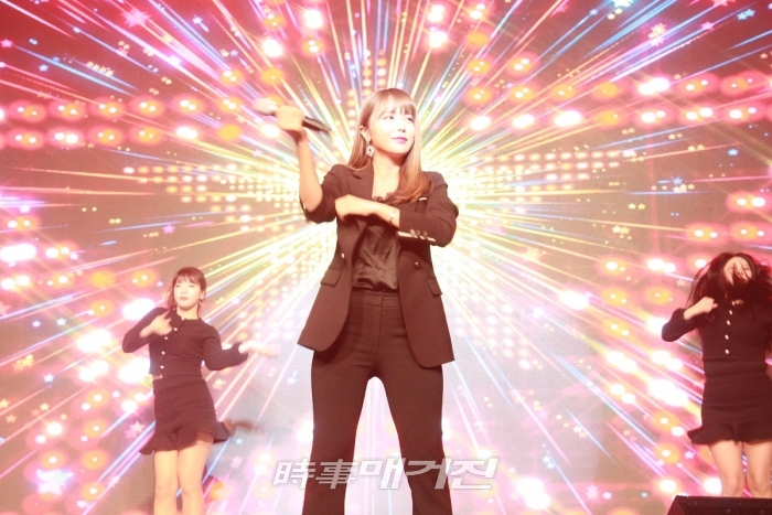 ▲ 가수 홍진영의 축하공연
