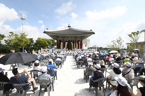 리틀엔젤스가 임진각에서 평화를 기원하는 합창을 하고 있다. (사진_김형석 기자)